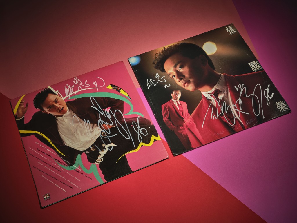張國榮親筆簽名彩膠唱片《Stand Up!》及黑膠唱片《當年情》（皆為1986年首版）。