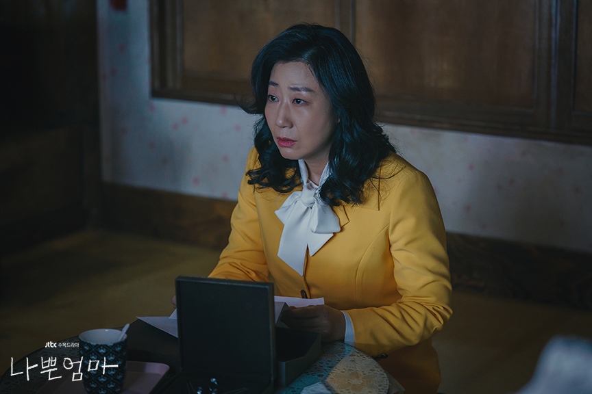 罗美兰饰演陈英顺经营养猪场，独自抚养儿子强豪。