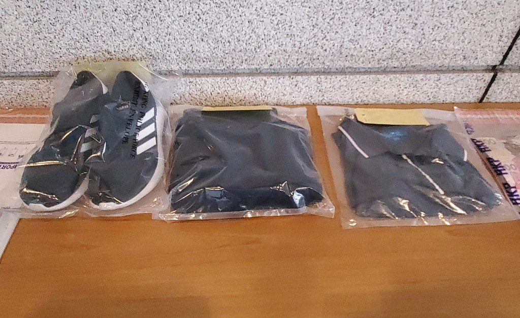 警方於疑犯的劏房單位內,檢獲犯案時所穿衣物。
