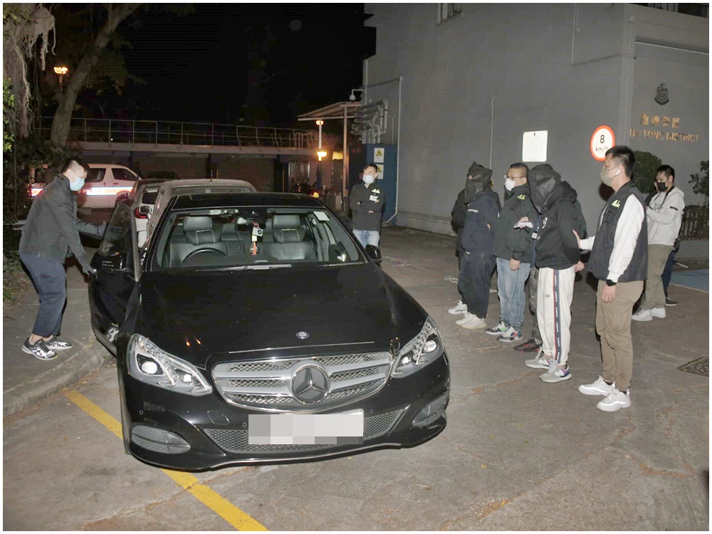 3人懷疑於平治房車內進行毒品交易。