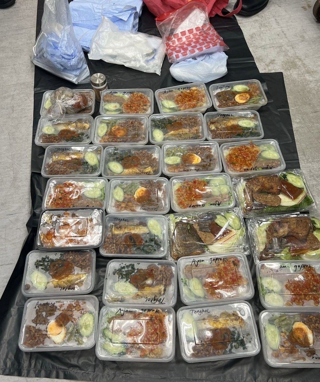 食環署人員在行動中檢獲150公斤食物。