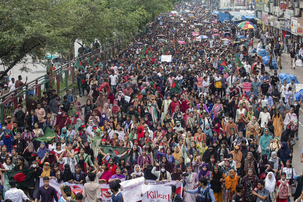 孟加拉国内早前爆发示威，要求哈西娜下台。美联社