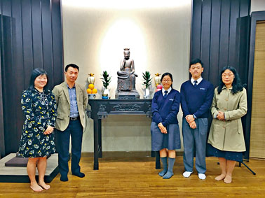 佛教大雄中學今個學年新設禪修室，校長何婉瑩及倫理與宗教科科主任駱惠玲表示，學生在這裏上禪修課時，會受寧靜環境感染。