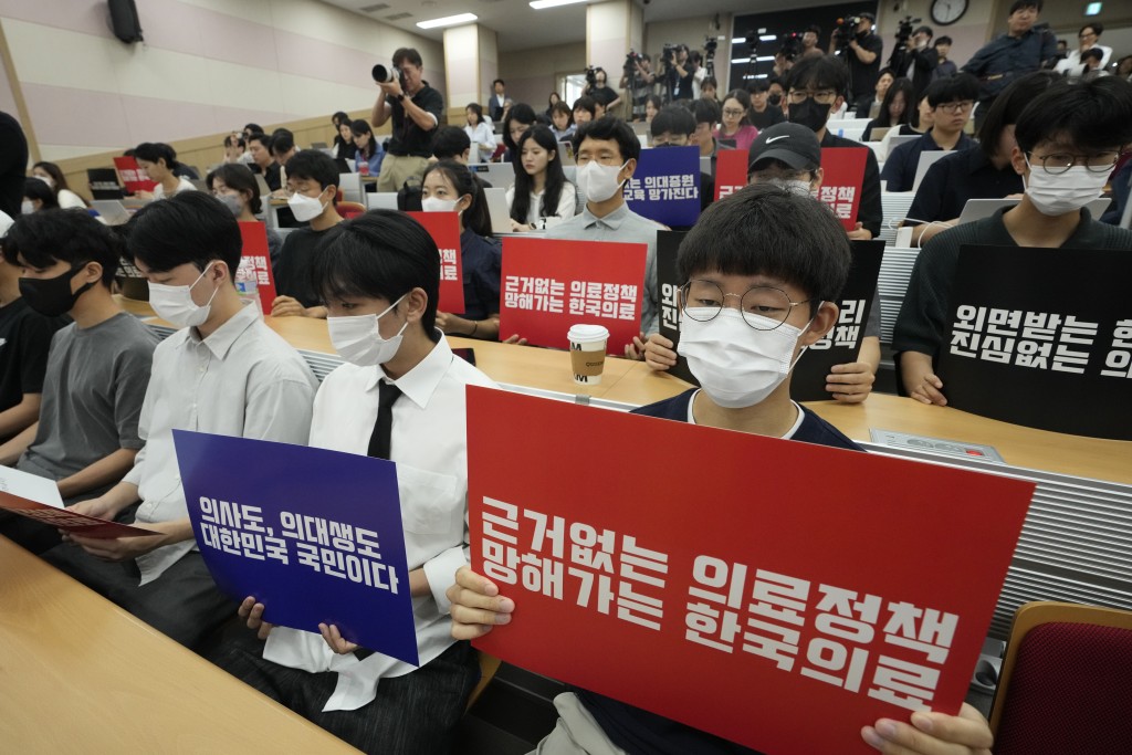 国立首尔大学医学院医科生声援教援罢工。美联社