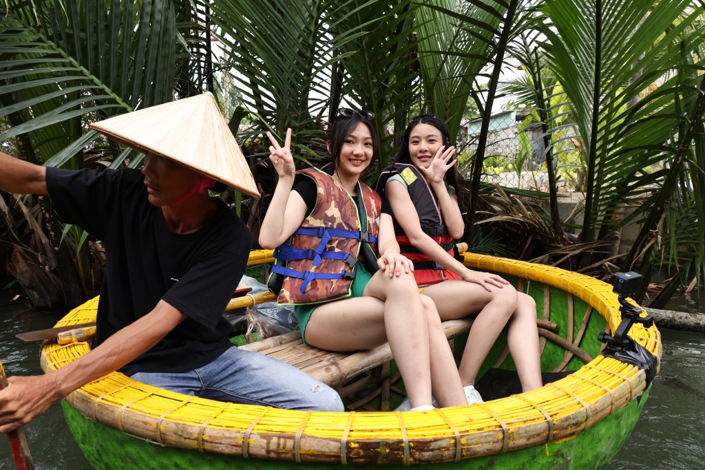 胡睿涵（中）在越南玩得好开心。