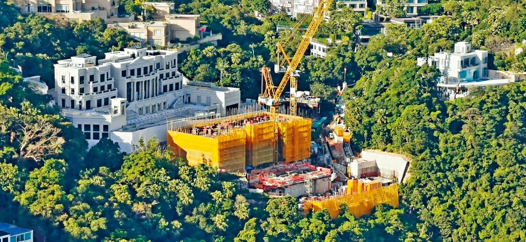 ■前何東花園一半地盤（圖中白色大宅），於月初以逾三十三億轉手。