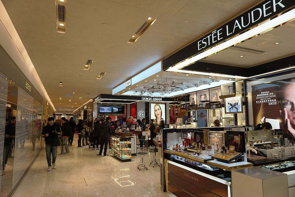 報道指出,Estée Lauder香港分部今年4月裁員最多100人,並將香港分部與台灣分部合併,目前仍有約1,300名員工。 報道指出,Estée Lauder香港分部今年4月裁員最多100人,並將香港分部與台灣分部合併,目前仍有約1,300名員工。