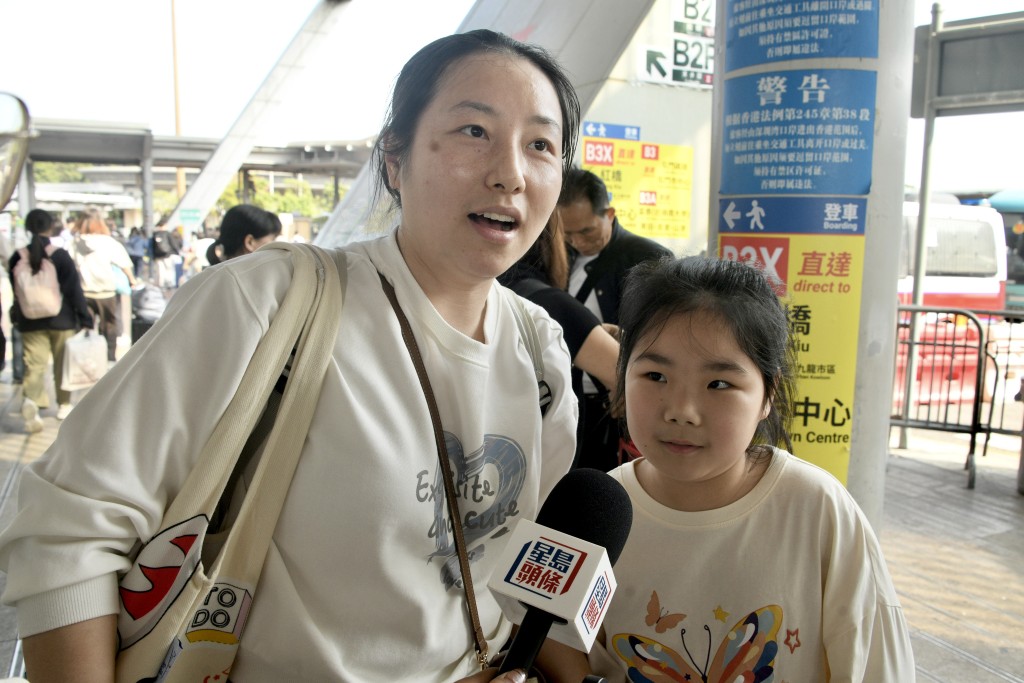 胡女士選擇「錯峰出行」,過年後才帶同一家人訪港。 胡女士選擇「錯峰出行」,過年後才帶同一家人訪港。