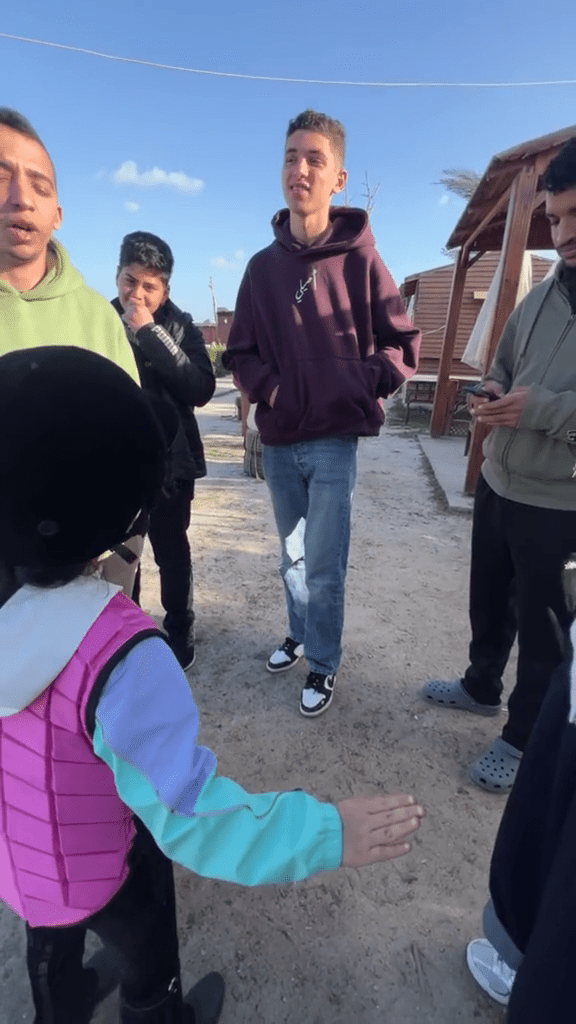 9歲華籍女童埃及「舌戰」馬術教練，流利英語為友抱不平。 