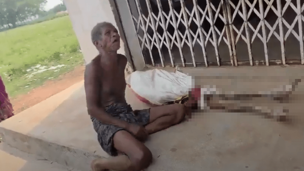 印度男扛屍到銀行證明「人死了」要求領遺產。 X@UvgtdERt4PWmcjF