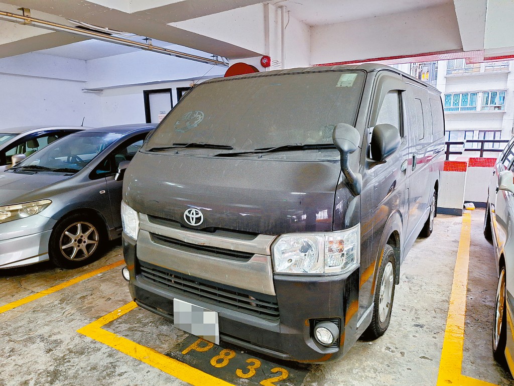 大埔一個商場停車場有懷疑被不當棄置的車輛。