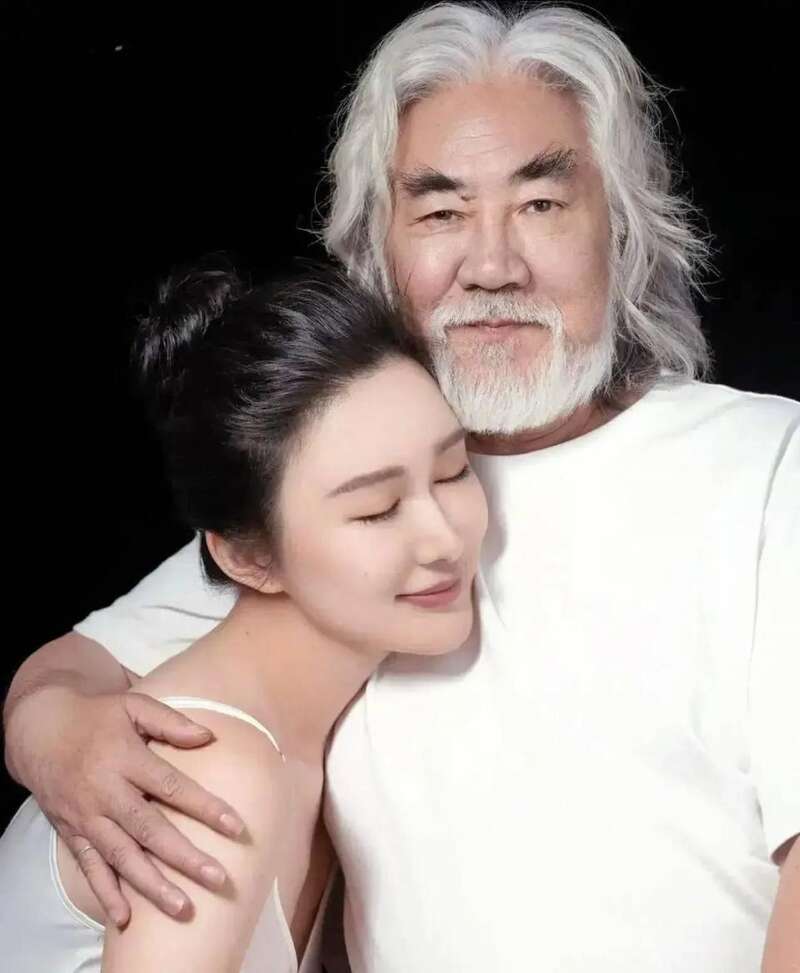 74歲的張紀中與43歲妻子杜星霖，去年誕下幼女。微博