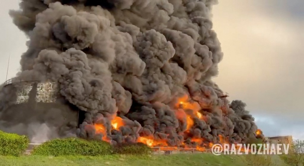 影片截圖顯示，克里米亞儲油廠發生大火，遭烈焰吞噬。AP/路透