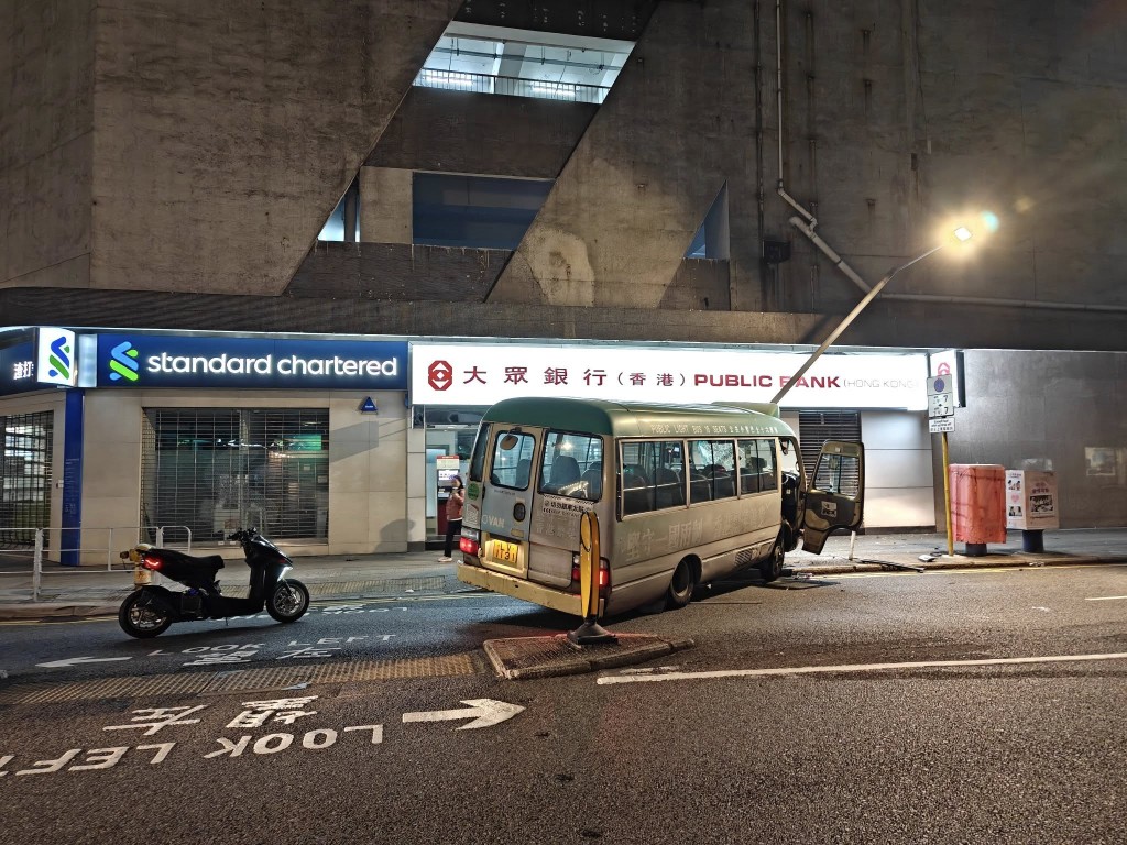小巴失控铲上行人路撞毁灯柱。（FB 马路的事讨论区图片）