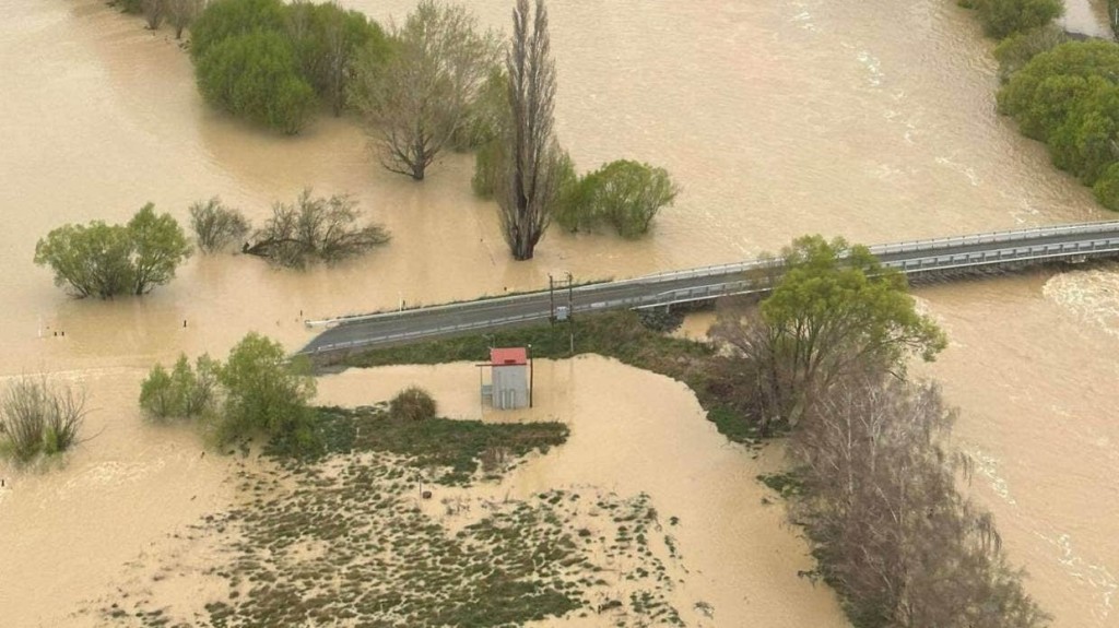 馬陶拉河水位上漲，橋樑半淹。網上圖片