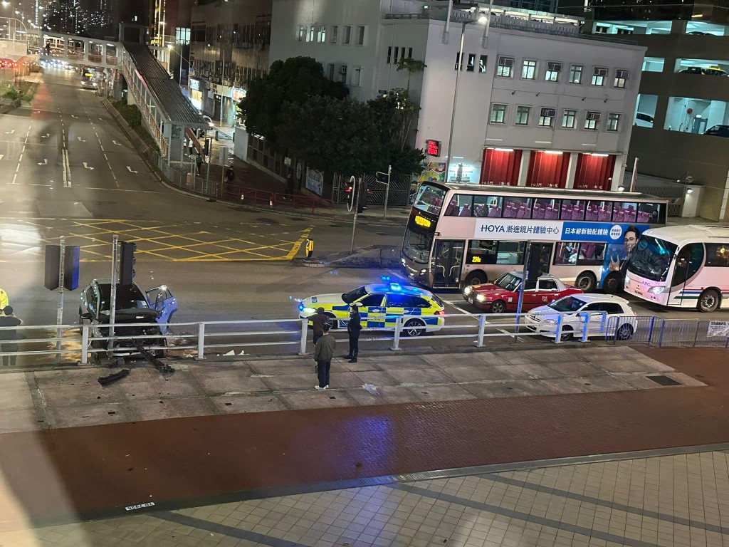 私家車直撞路邊鐵欄。網上圖片