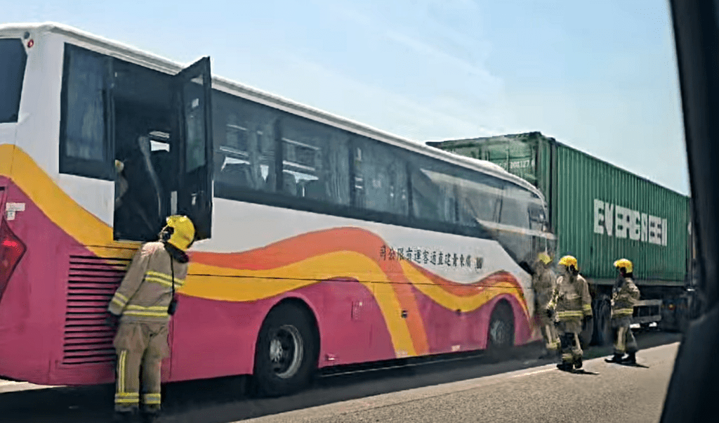 消防將被困司機救出。fb：突發馬路車cam大全
