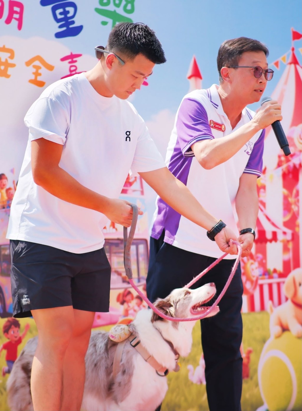 新界南「動物守護·社區大使計劃 」犬隻訓練導師及香港警察義工服務隊正進行「狗狗過馬路」情景示範,講解正確方法帶狗狗過路。 新界南「動物守護·社區大使計劃 」犬隻訓練導師及香港警察義工服務隊正進行「狗狗過馬路」情景示範,講解正確方法帶狗狗過路。