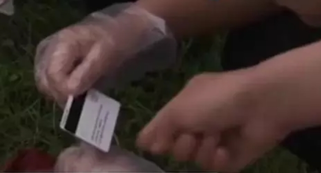 警方在河中打捞的物品中找到重要证据。