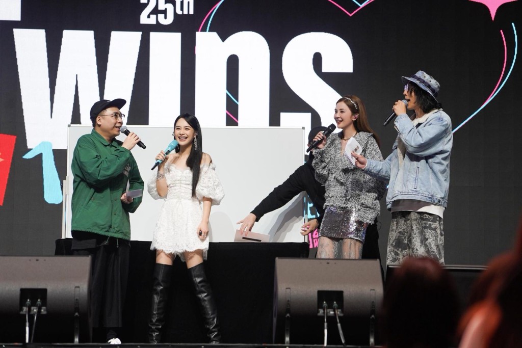 Twins好友農夫擔任主持。