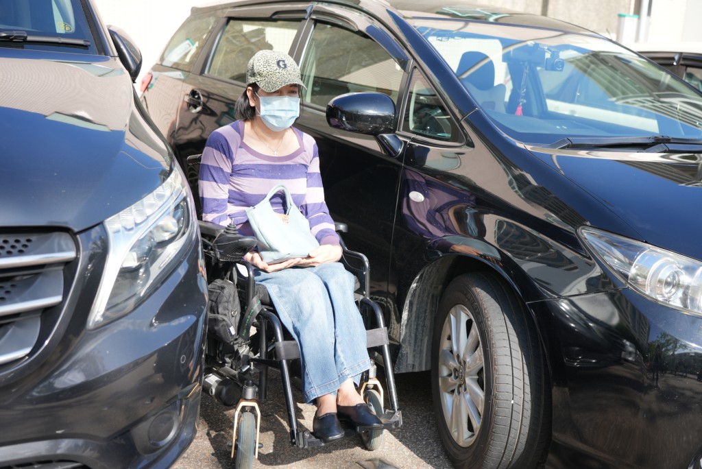 需要以轮椅出入的Joyce表示，伤残车位经常被「灰证」占用，令伤残驾驶者无法使用。普通车位太窄，使用轮椅者无法用到。