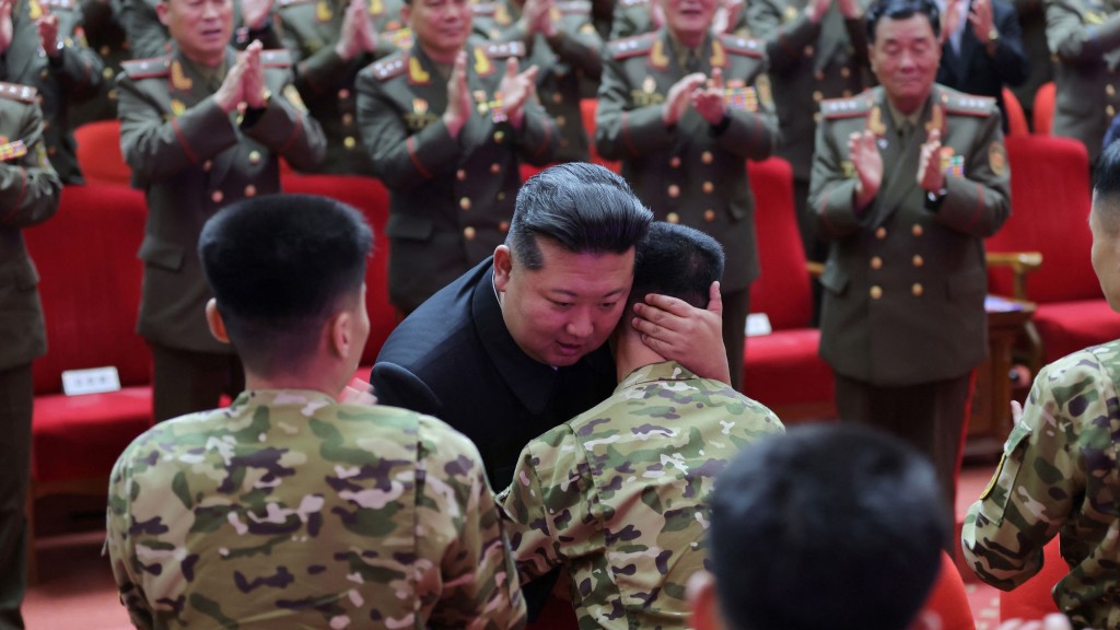 金正恩擁抱援俄士兵。 法新社