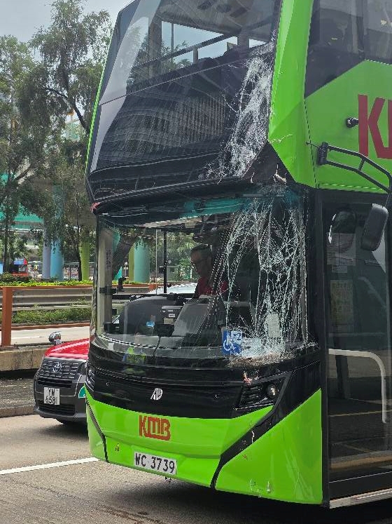 意外中1A巴士車頭擋風玻璃碎裂。 意外中1A巴士車頭擋風玻璃碎裂。