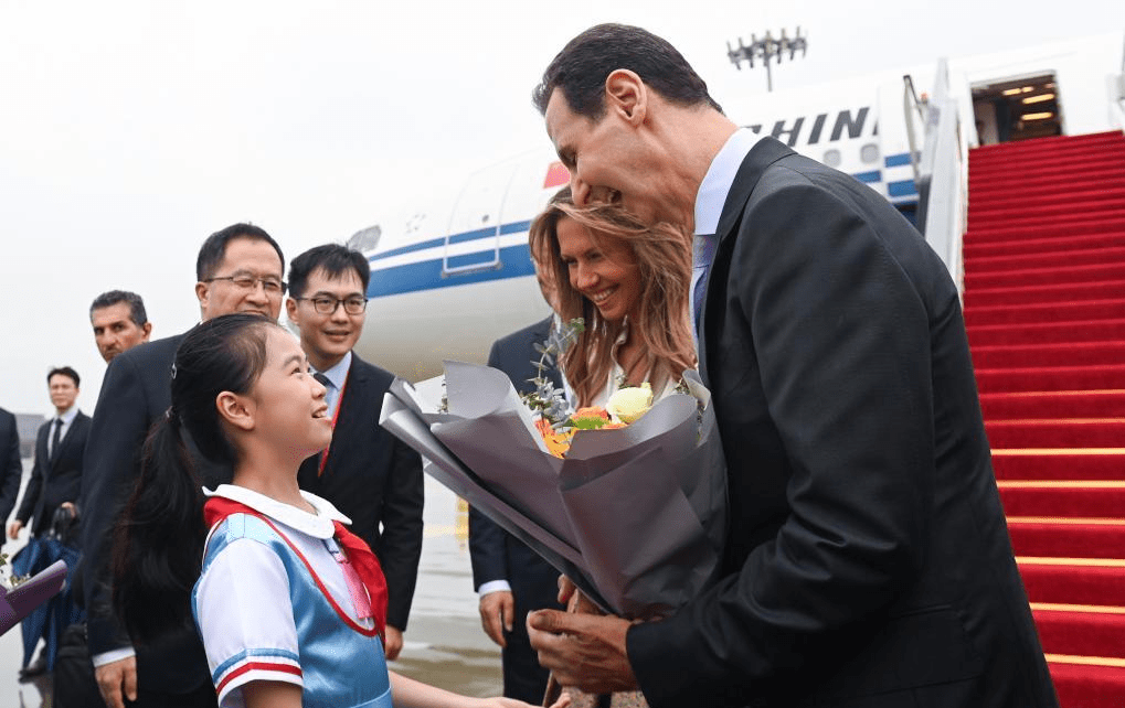 叙利亚总统巴沙尔抵达杭州萧山国际机场，获献花欢迎。新华社