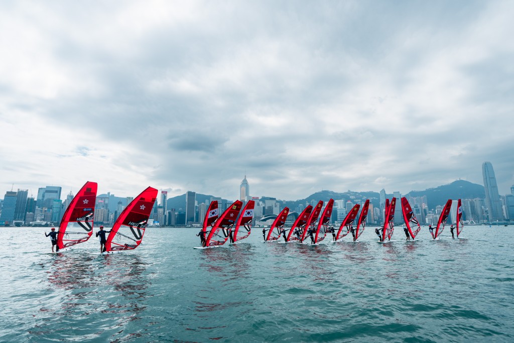 香港滑浪風帆公開錦標賽，周日在維港上演表演賽。 中國香港滑浪風帆會圖片