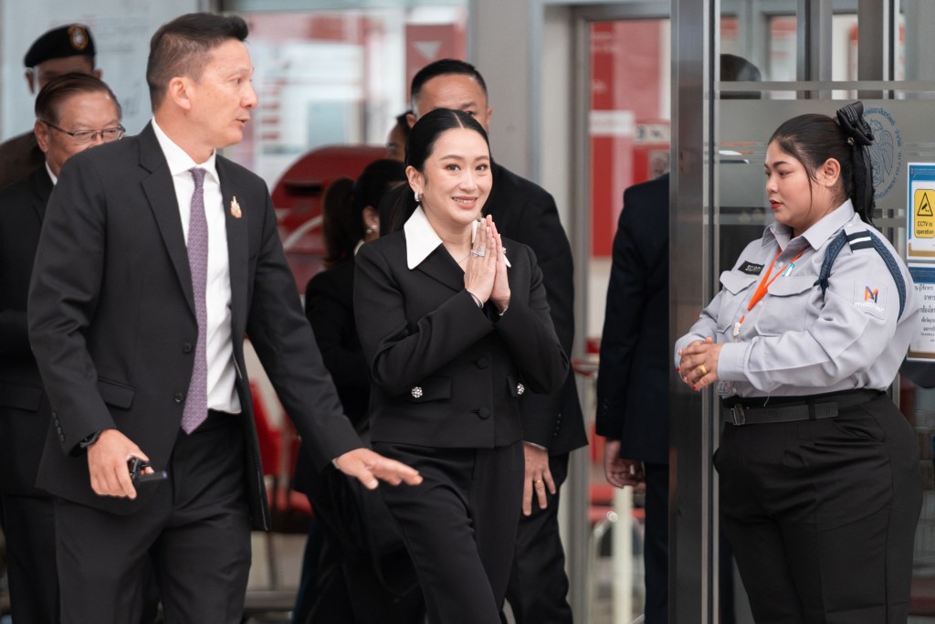泰國總理佩通坦抵達憲法法院。法新社