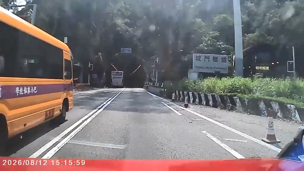 涉事旅遊巴由沙田開往青衣,其間駛至城門隧道。網上片段截圖 涉事旅遊巴由沙田開往青衣,其間駛至城門隧道。網上片段截圖