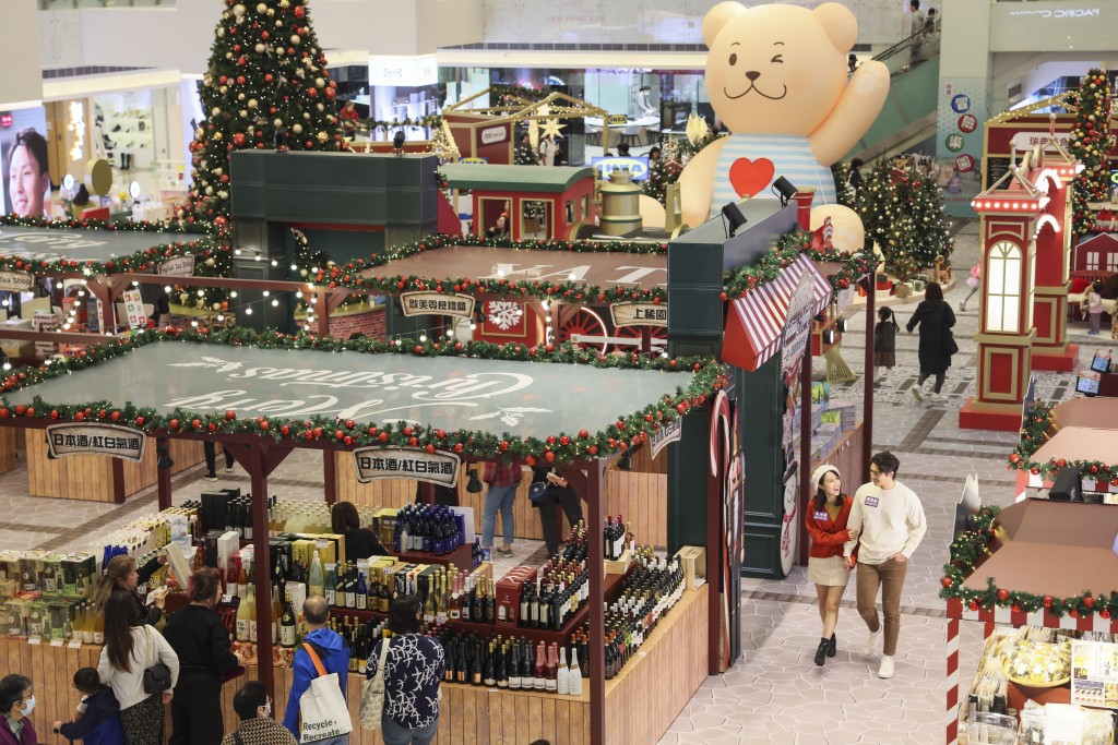 东港城中庭也化身为欧洲圣诞小镇，设复古火车站场景、6米高巨型圣诞树及欧洲旧式街景，场内特设「一田‧圣诞美食市集」及「IKEA 圣诞小镇」。（E）