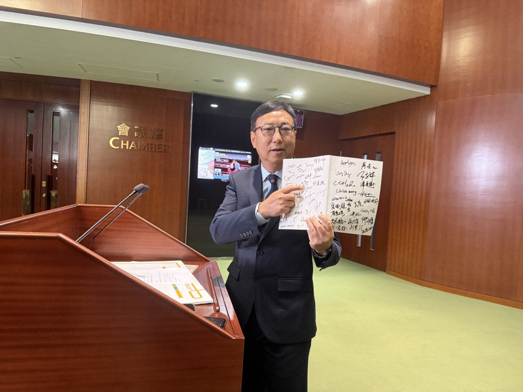 狄志遠在最後大會,找來議員同事及傳媒代表簽名留念。曹露尹攝 狄志遠在最後大會,找來議員同事及傳媒代表簽名留念。曹露尹攝