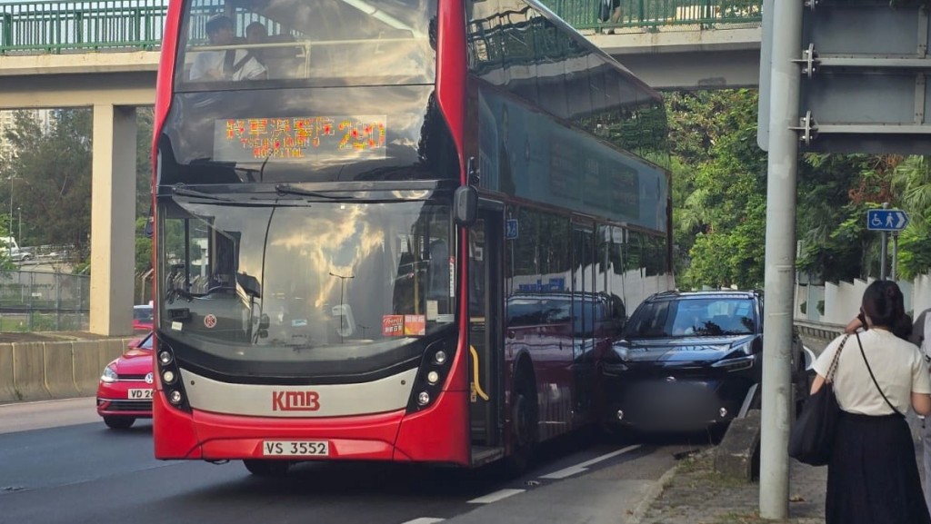 九巴與私家車相撞。fb馬路的事 (即時交通資訊台) Bosco Chu圖片 九巴與私家車相撞。fb馬路的事 (即時交通資訊台) Bosco Chu圖片