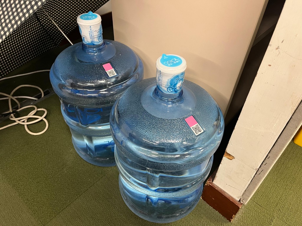 有部分屈臣氏旗下的「COOL清涼」樽裝飲用水已送達。 有部分屈臣氏旗下的「COOL清涼」樽裝飲用水已送達。