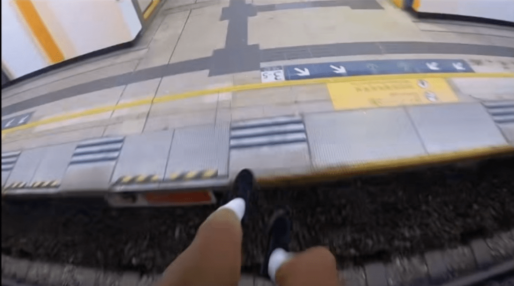 火炭站男子玩“飞跃道” 跳过路轨。网上片段截图