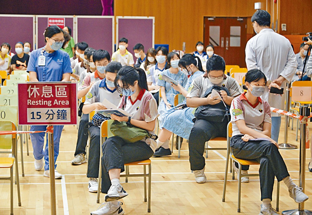 ■外展隊到中學打疫苗，學生接種後須在休息區觀察。