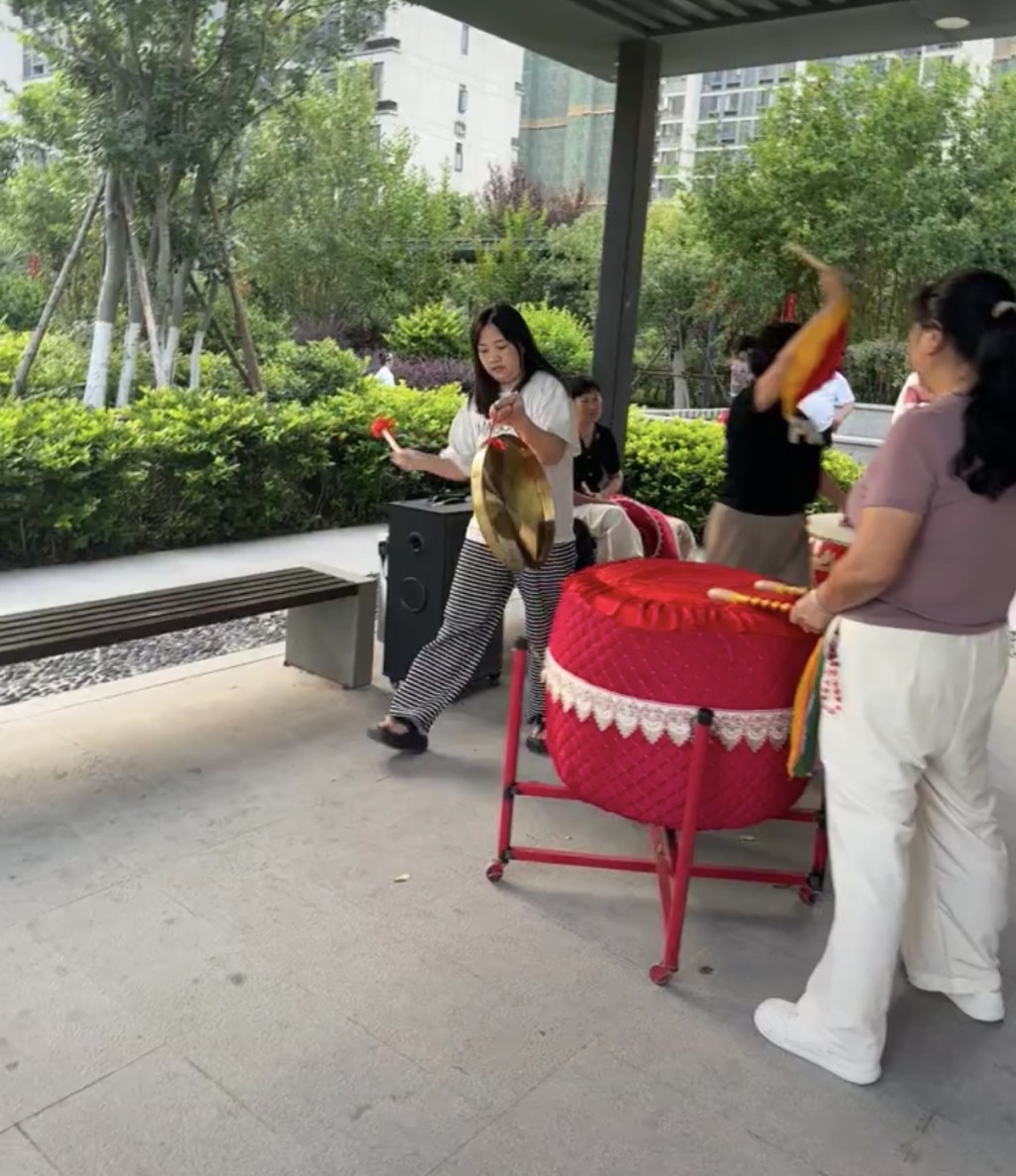 大媽打鼓擾民引業主敲鑼對抗。抖音@仙桃風和日麗打鼓擾民