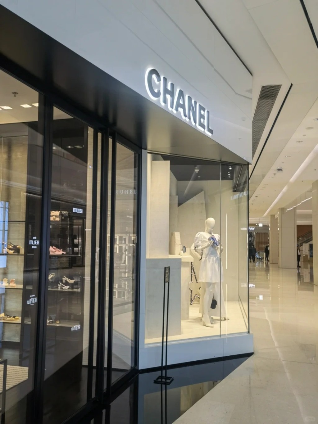 Chanel是国人熟悉及欢爱的高消费品牌。图为深圳门店。小红书