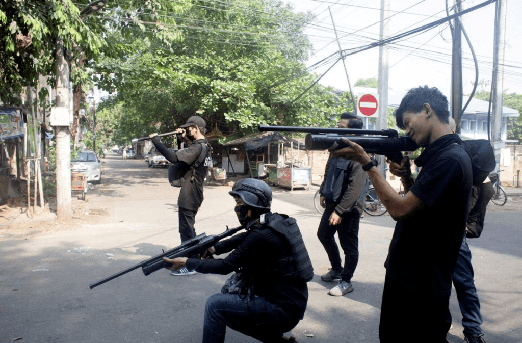 2021年缅甸政变后不久，民众以自制水管空气枪对抗政府军。 资料图片 