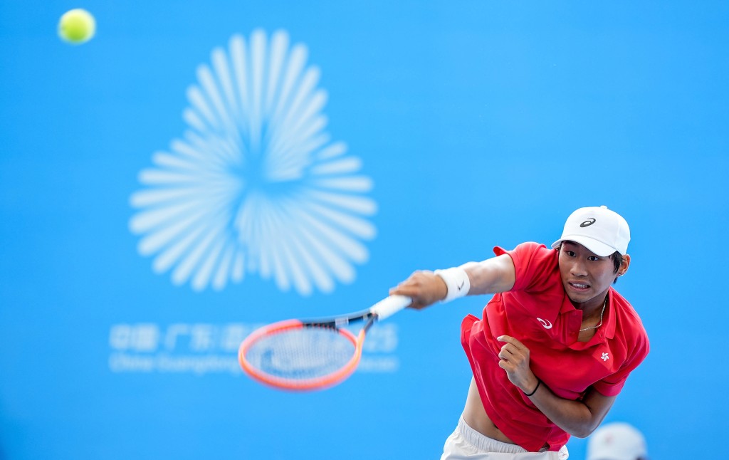 港將王子夫(圖)男單首圈以3:6、2:6負天津劉少雲。新華社