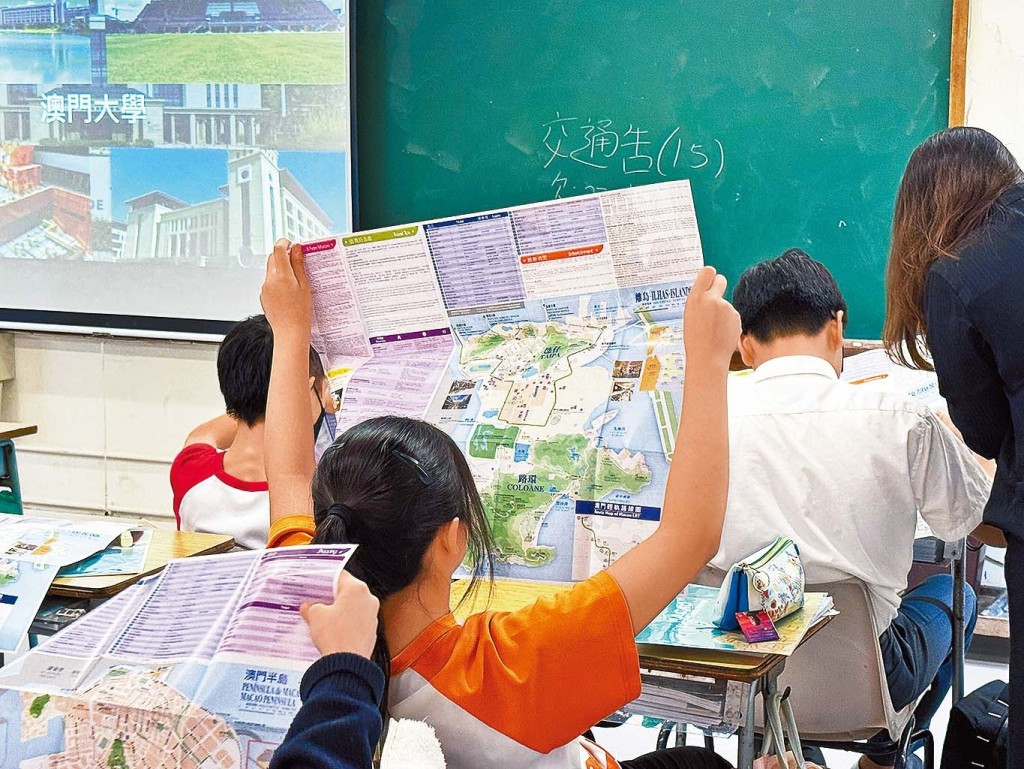 學生細閱澳門地圖了解各旅遊資源。