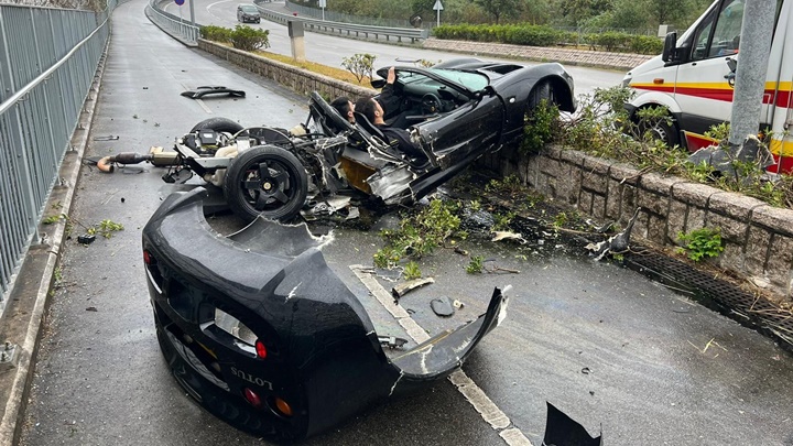 出事跑車車尾嚴重損毀。香港馬路炸彈資料庫facebook圖片