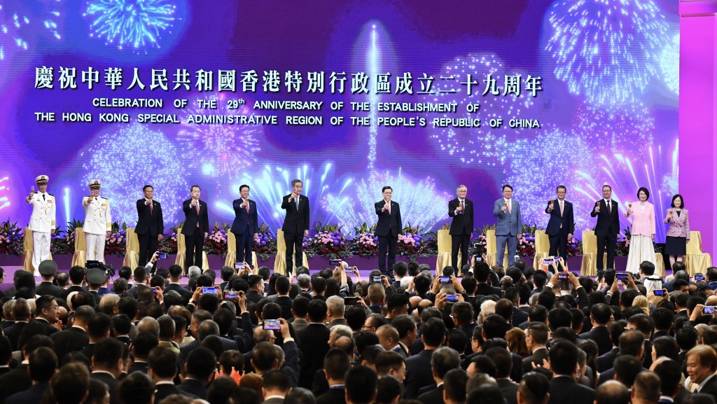 回歸29周年︱特區政府慶祝酒會 黎家盈於太空展示區旗：祝願香港更繁榮穩定