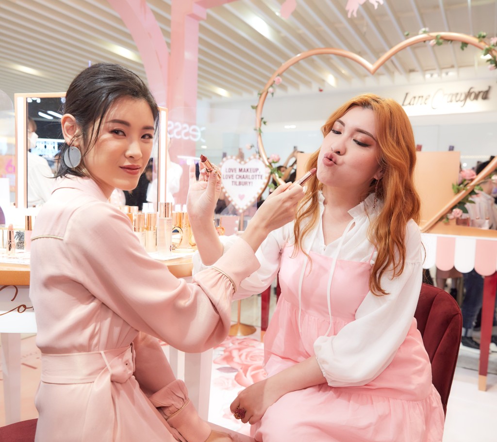 陳蕾和閨密 Serrini 互塗唇膏，更交流⾳樂及扮靚⼼得。