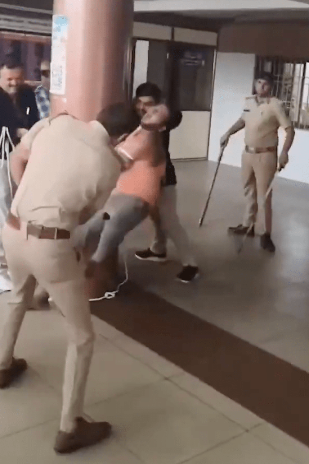 警方押解疑犯拉卡尼返回現場重組案情,期間竟以繩索將他綁住,並當眾持警棍毆打,片段在網上廣泛流傳。 警方押解疑犯拉卡尼返回現場重組案情,期間竟以繩索將他綁住,並當眾持警棍毆打,片段在網上廣泛流傳。