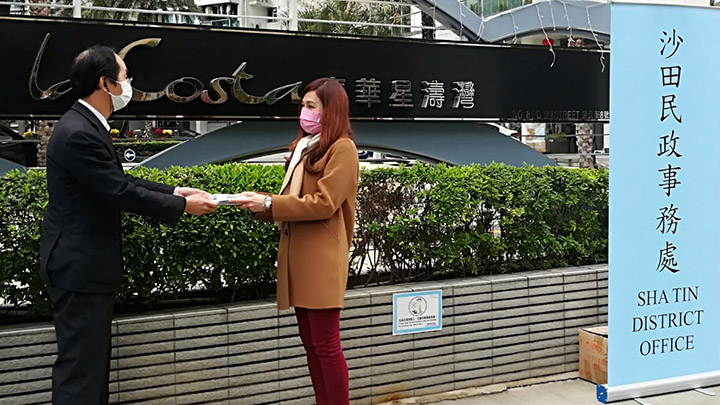 沙田民政事務處今日向物業管理公司分發快速測試套裝,供在沙田污水監測區域內的住戶作檢測。政府新聞處圖片