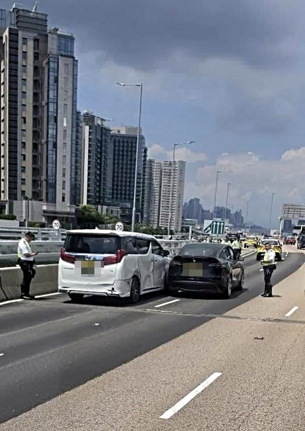 東廊發生兩車相撞。網圖 東廊發生兩車相撞。網圖