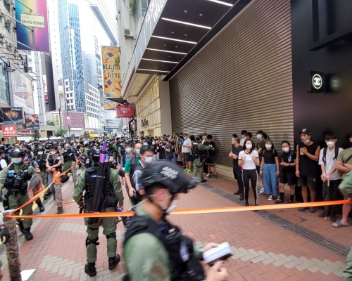 大批警員出動，附近商戶已經落閘。
