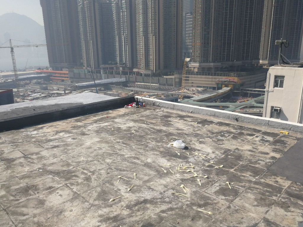 现场遗下酒樽。梁国峰摄